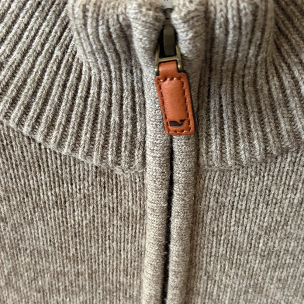 Vineyard Vines Men’s Merino Wool Sweater – Felt Shoulder Patch Detail Tan/Gray L